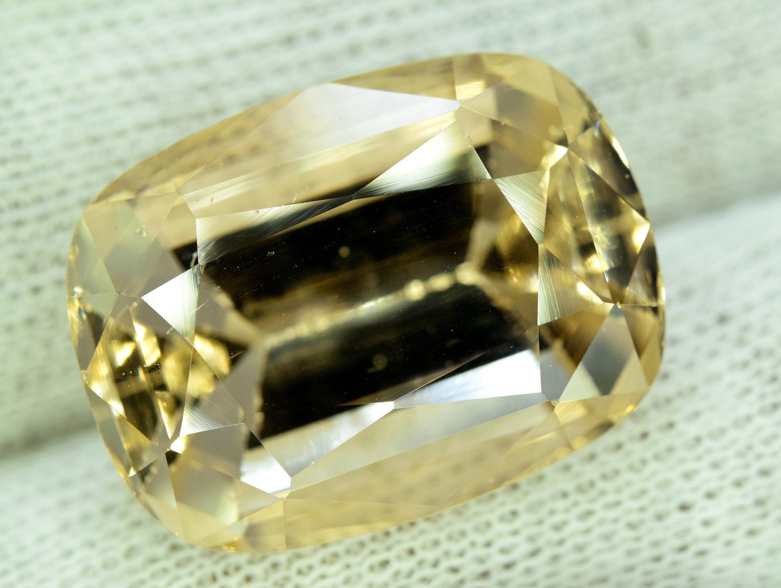 31.51 Carats Lovely Morganite Gemstone - item 1027640: Handmade Material Morganite more Dimensions Carat weight: 31.15 Description Dimensions (mm) 22 x 17 x 12mm Weight (carats) 31.15