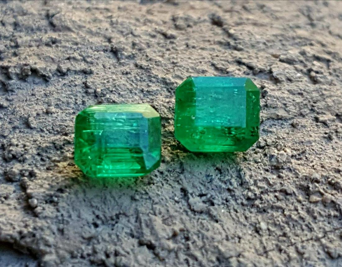 1 Carats Vivid Green Earring Size Natural Paired (1 of 4)