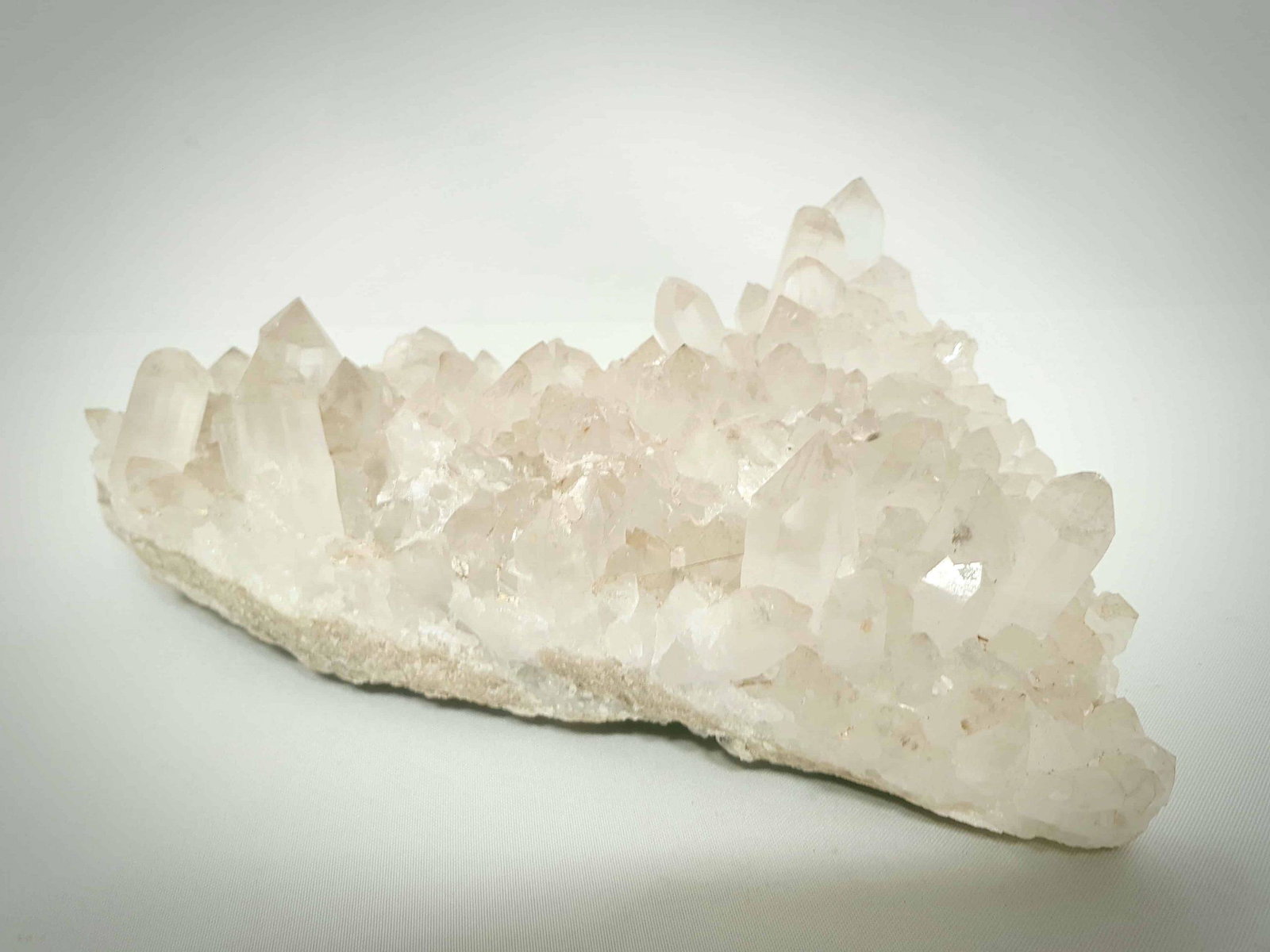 Mountain crystal – Himalaya, Nepal: Beautiful cluster of mountain crystal from the Himalaya mountains of Nepal. Dimensions: Height 9 x Width 26 x Depth 19 cm Weight: 3000 gram Shipping within 24 hours after the payment is received. Trac