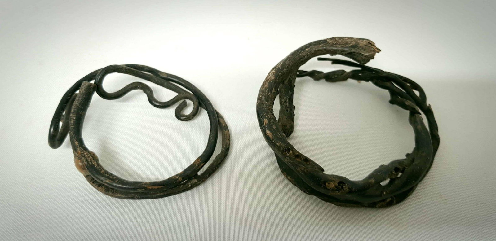 2 bracelets of black coral – Akar Bahar – Indonesia: The bracelet consists of horn coral, known as antipathes. This coral is heated and bent into the desired shape. The coral is found in the entire area around the Indean ocean. Often worn as jewellery o