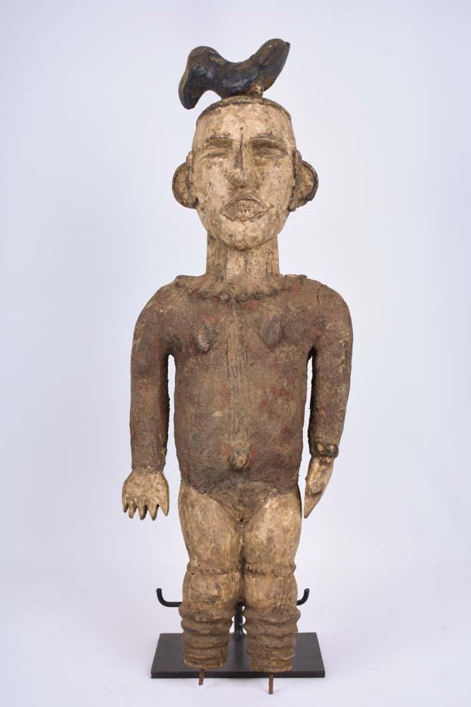 Ancestor statue – Wood – Igbo – Nigeria: Old ritual ancestor figure from the IGBO people of NIGERIA. The wooden figure has a powerfull appearance. A bird is sitting on the ancestors figure head. Contains traces of aging and tribal use. Reser