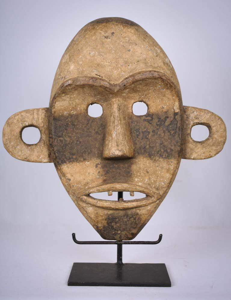 War Mask – Wood – Boa – Congo DRC: Classical Boa-mask with oval eyes, large mouth with wooden teeth and strikingly big and ring-shaped ears. This type of mask is used war-mask worn by a witch doctor in front of the troops to frighten t