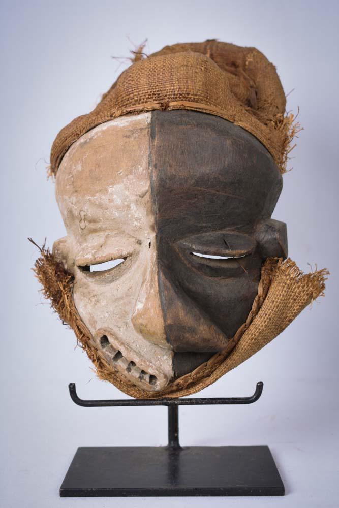 Mbangu distorted mask – Wood, Fabric – Pende – DR Congo: Distorted faces are rarely depicted in African art. For the Pende, they represent the effect of an epileptic seizure, which was thought to be a manifestation of the spirits. The use of black pigments 