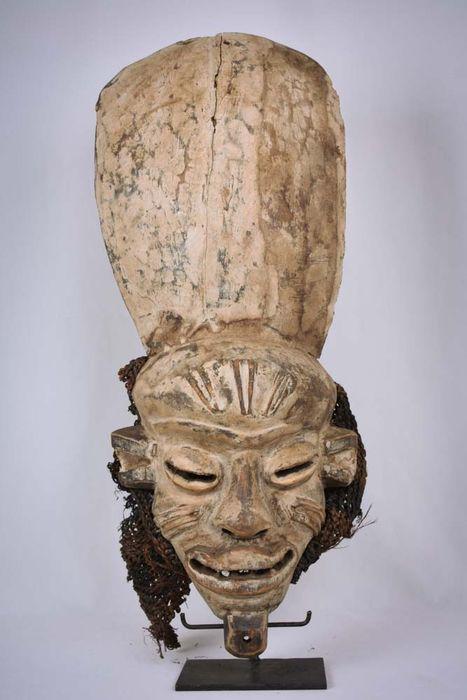 Dance mask – Wood – Ibo / Igbo – Nigeria: Fine dance mask from the Ibo / Igbo people of Nigeria. The mask is in good condition and spread with phembe (white kaoliën). They are danced for harvest festivities and each year they honour the “s