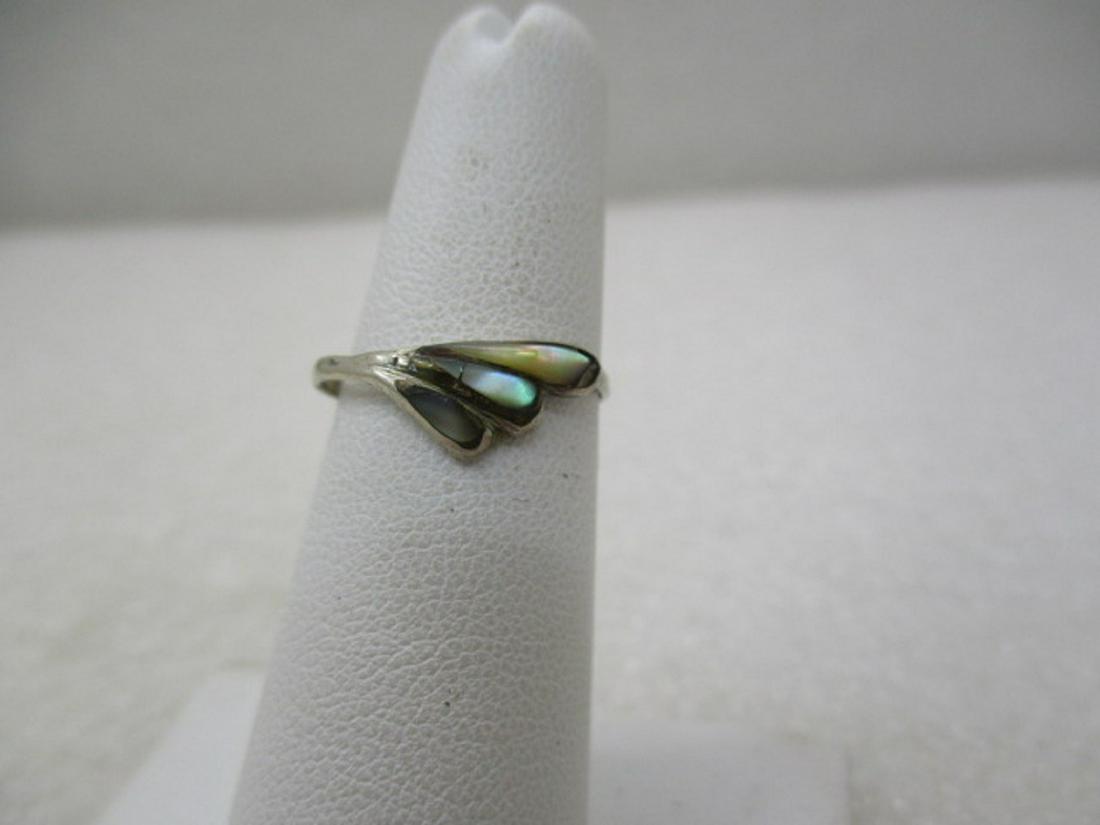 Vintage Sterling Abalone Mexico Ring, Sz. 5.5, TS-70: Vintage Sterling Abalone Mexico Ring, Sz. 5.5, TS-70 Signed, weight is appx. .92 grams. Tapered fan-like design with three abalone stones. The stones are set in a rounded setting and do not totally fi