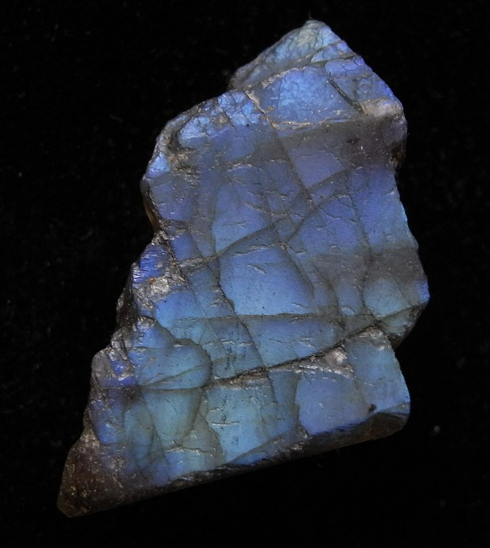 27.26 CT IRIDESCENT LABRADORITE: Title: 27.26 CT IRIDESCENT LABRADORITE Origin: Ampanihy, Atsimo-Andrefana, Madagascar Size: 2.5x2x0.5 cm / 5.45 gram Description: iridescent, multicolor and translucent labradorite Reserve: $2.00 Ship