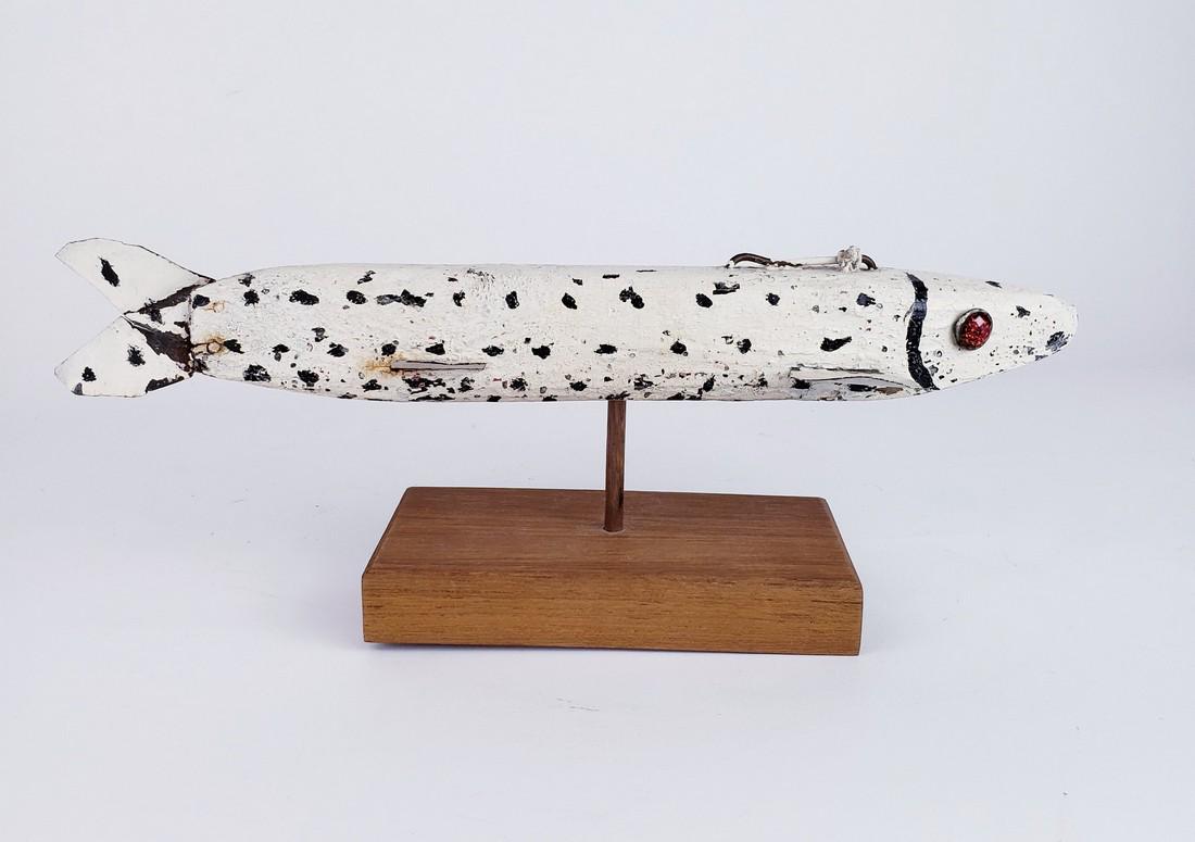Folk Art Fish Decoy on stand (1 of 6)
