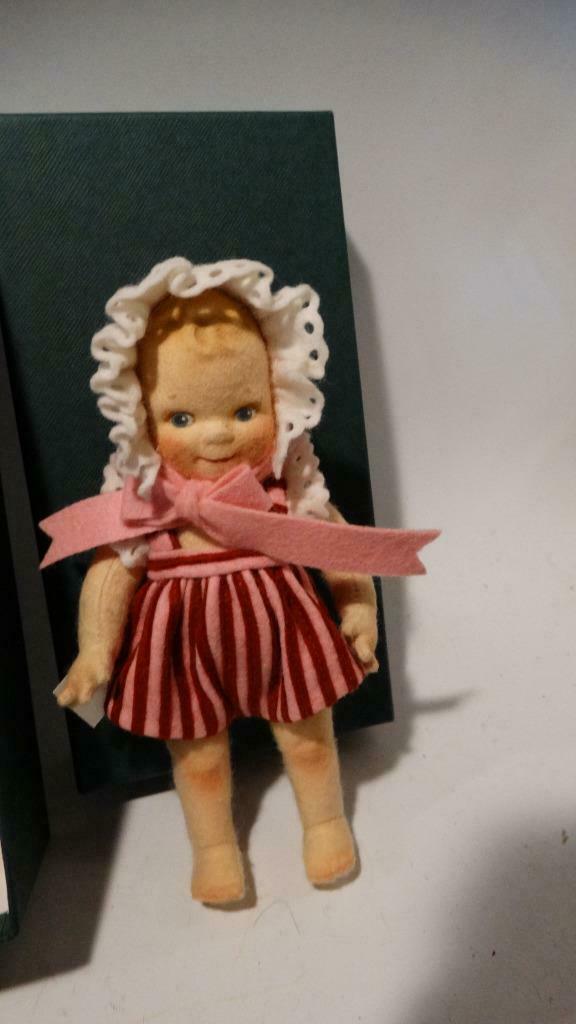 R. JOHN WRIGHT 2003 PEPPERMINT SCOOTLES® 6 INCHES UFDC: R. JOHN WRIGHT 2003 PEPPERMINT SCOOTLES® 6 INCHES UFDC COA #035 MIB NAPKIN RING Description R. John Wright FIRST SCOOTLES MADE FOR UFDC 2003 PEPPERMINT SCOOTLES® 6 inches COA #035 of 260 IN BOX WITH