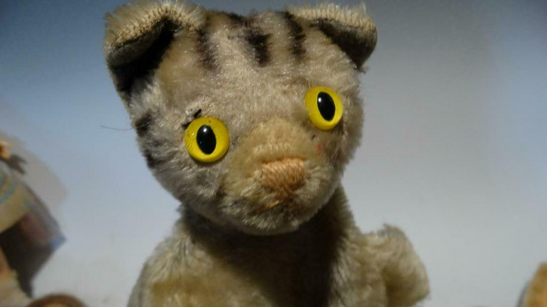 VINTAGE STEIFF 317 17CM GREY STRIP TABBY CAT PUPPET NO: VINTAGE STEIFF 317 17CM GREY STRIP TABBY CAT PUPPET NO IDs REPLACED YELLOW EYES Description STEIFF 1950-1958 GREY TABBY STRIPPED CAT PUPPET 317 MOHAIR YELLOW EYES THEY LOOK LIKE THEY MAY HAVE BEEN REP