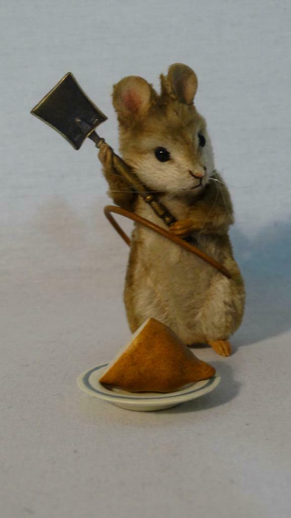 RARE 07 R. JOHN WRIGHT BEATRIX POTTER'S TOM THUMB & HAM: RARE PRODUCTION SAMPLE BEATRICE POTTER'S TOM THUMB WITH HIS HAM 2007 FULLY MARKED #SAMPLE of 500 produced IN BOX WITH WHITE CARDBOARD SLEEVE PICTURES SAY IT ALL Name: Tom Thumb™ Description: mohair,