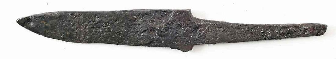VIKING SIDE KNIFE OR POUCH KNIFE, 879-1067 AD: . Vikings evolved multiple fighting techniques depending on circumstances. The sword and axe served on the battlefield. When raiding, they employed brutal hand to hand techniques which included throat