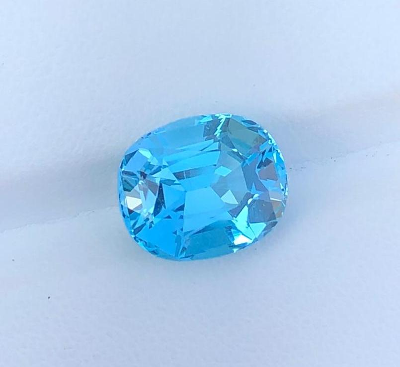 8 Carats Cushion Cut Blu Topaz ~ 12x10x8 MM: Title: 8 Carats Cushion Cut Blu Topaz ~ 12x10x8 MM Origin: Swiss Gemstones: Blu Topaz Carat Weights: 8 Carats Size/Dimensions:12x10x8 MM Additional Info:Natural Reserve: $80.00 Shipping: Domestic: Fla