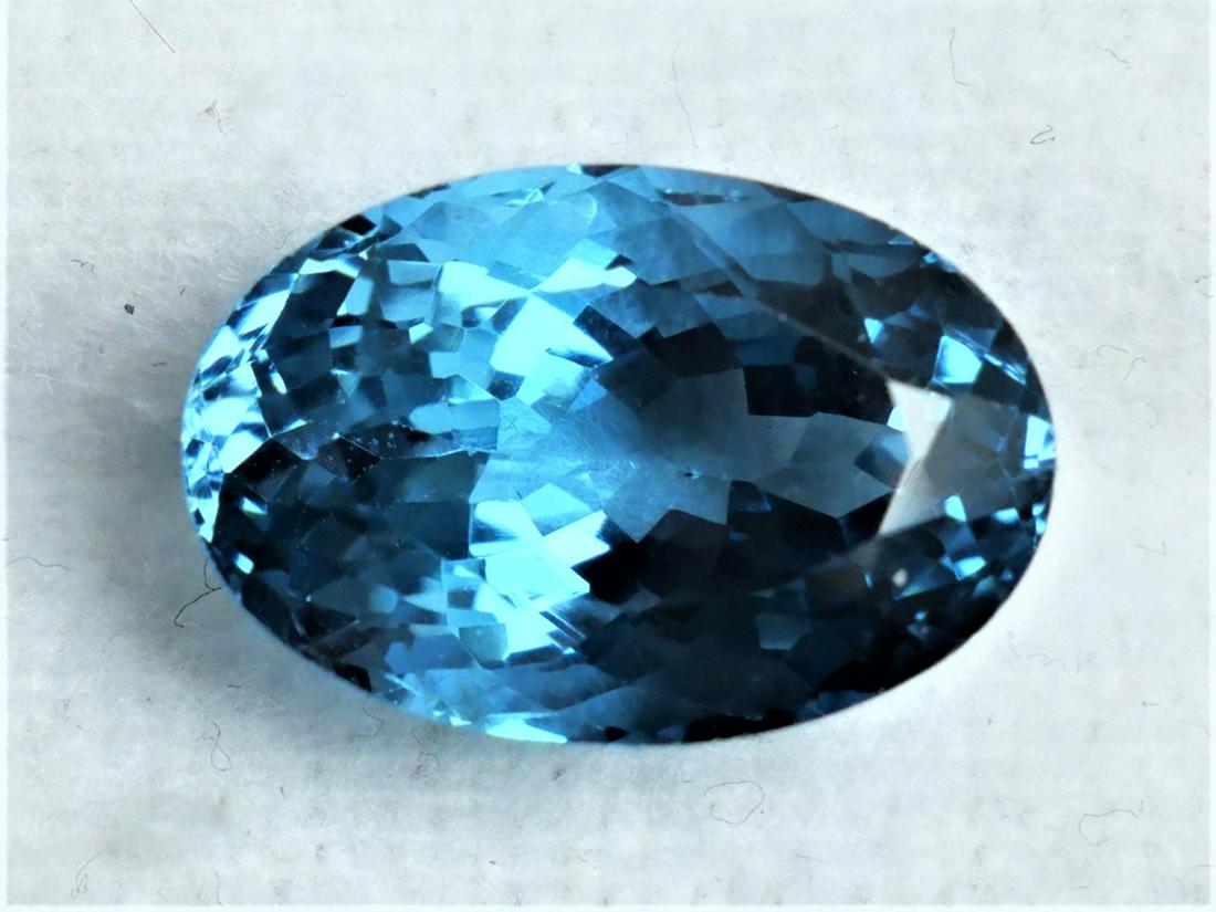 SWISS BLUE TOPAZ 10.14 ct Certified IGI (1 of 2)