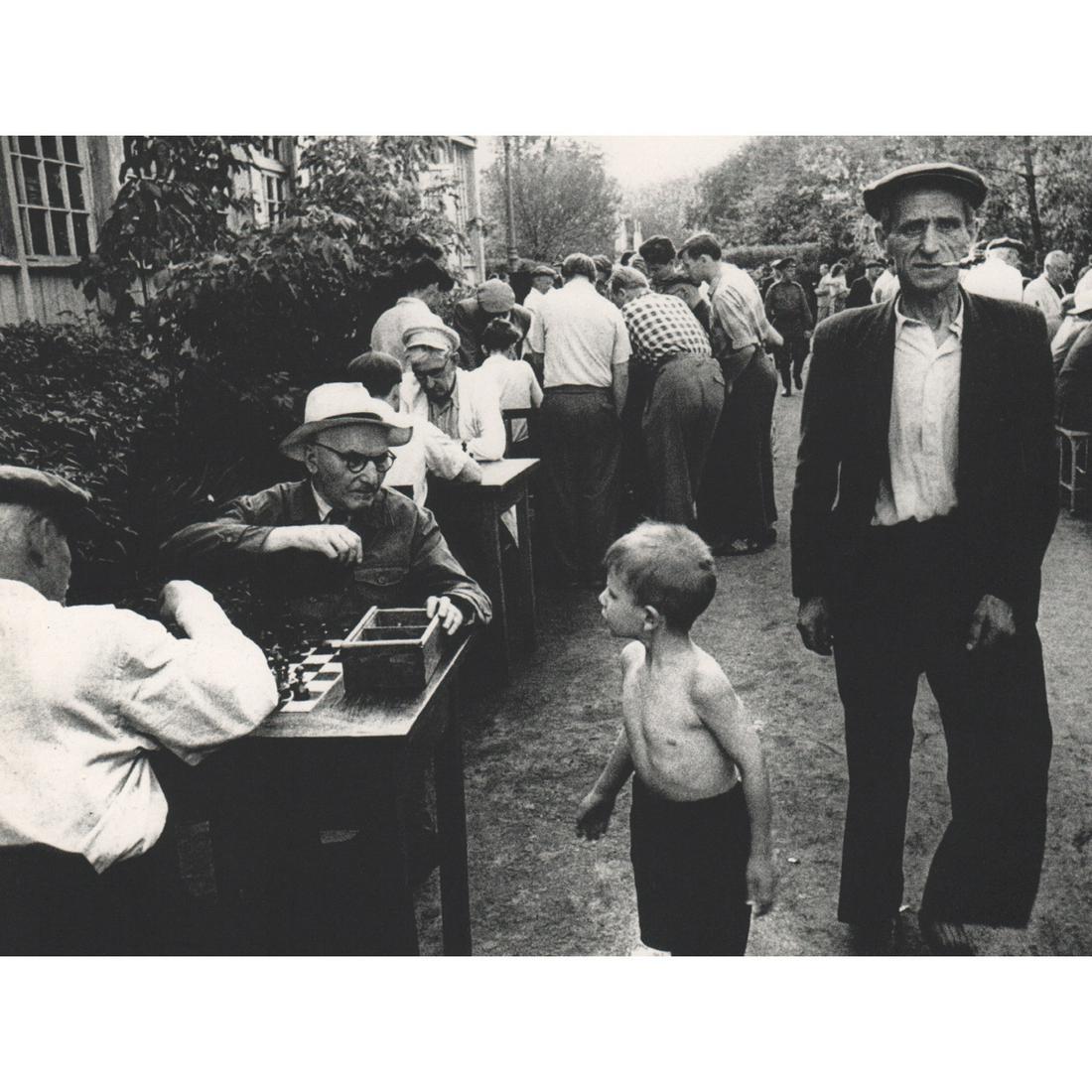 WILLIAM KLEIN - Chess, Moscow: Artist: WILLIAM KLEIN Print Title: Chess, Moscow Medium: Sheet-fed Gravure Printing Date: 1960's Printed in Japan Image Size Approx. 6 X 8 inches William Klein an American-born French photographer and