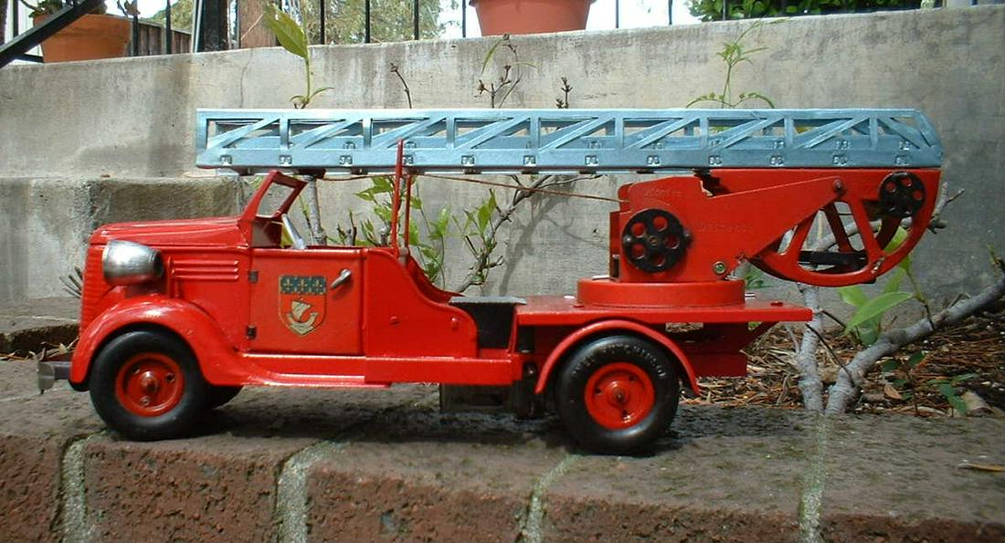 VeBe (Victor Bonnet) 1935 fire engine (Made in (1 of 4)