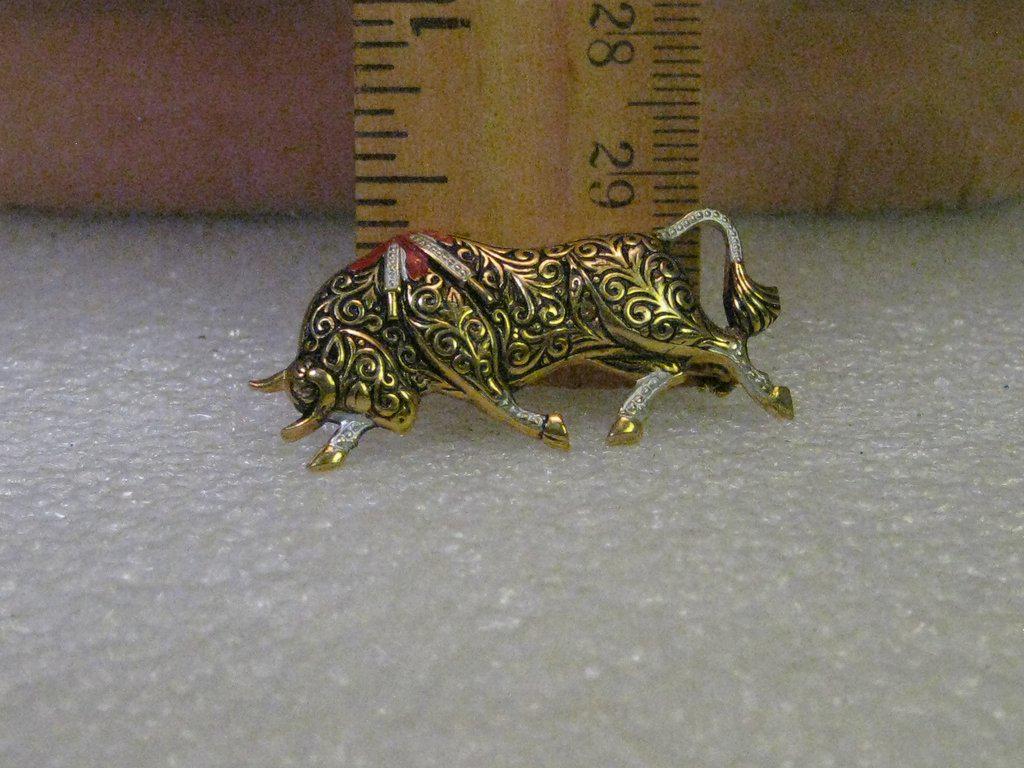 Damascene Brooch, Bull, (El Toro) Goldtone, Black, Red,: Vintage Jewelry: Damascene Brooch of a bull (bullfighting type - El Toro) that is 1.5" long and about 3/4" tall. Very nicely designed and a nice quality pin that is in very good condition. This is a m