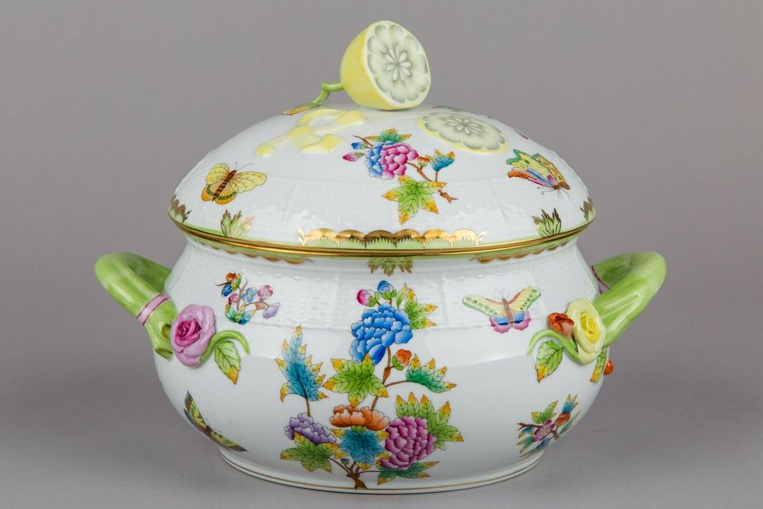 Herend Queen Victoria Large Soup Tureen with Lemon Knob: Title: Herend Queen Victoria Large Soup Tureen with Lemon Knob #23/VBO Description: Herend Queen Victoria Large Soup Tureen with Lemon Knob Manufacturer: Herend Porcelain Manufactory (Hungary) Quality