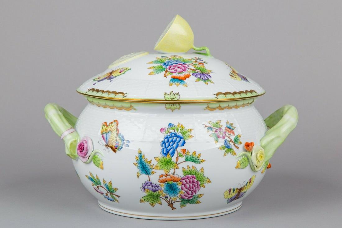 Herend Queen Victoria XLarge Soup Tureen with Lemon: Title: Herend Queen Victoria XLarge Soup Tureen with Lemon Knob and Handles #22/VBO Description: Herend Queen Victoria XLarge Soup Tureen with Lemon Knob Manufacturer: Herend Porcelain Manufactory (Hu
