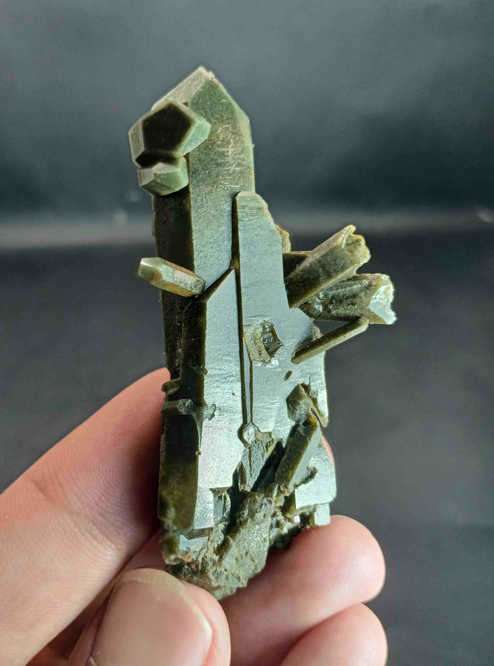 28 Gram Amazing Natural Chlorine Quartz Specimen: Title: 28 Gram Amazing Natural Chlorine Quartz Specimen Treatment: Natural Gemstones: Chlorine Quartz Weight: 28 Gram Size/Dimensions: 66x23x15 mm Origin: Pakistan Reserve: $15.00 Shipping: Dome
