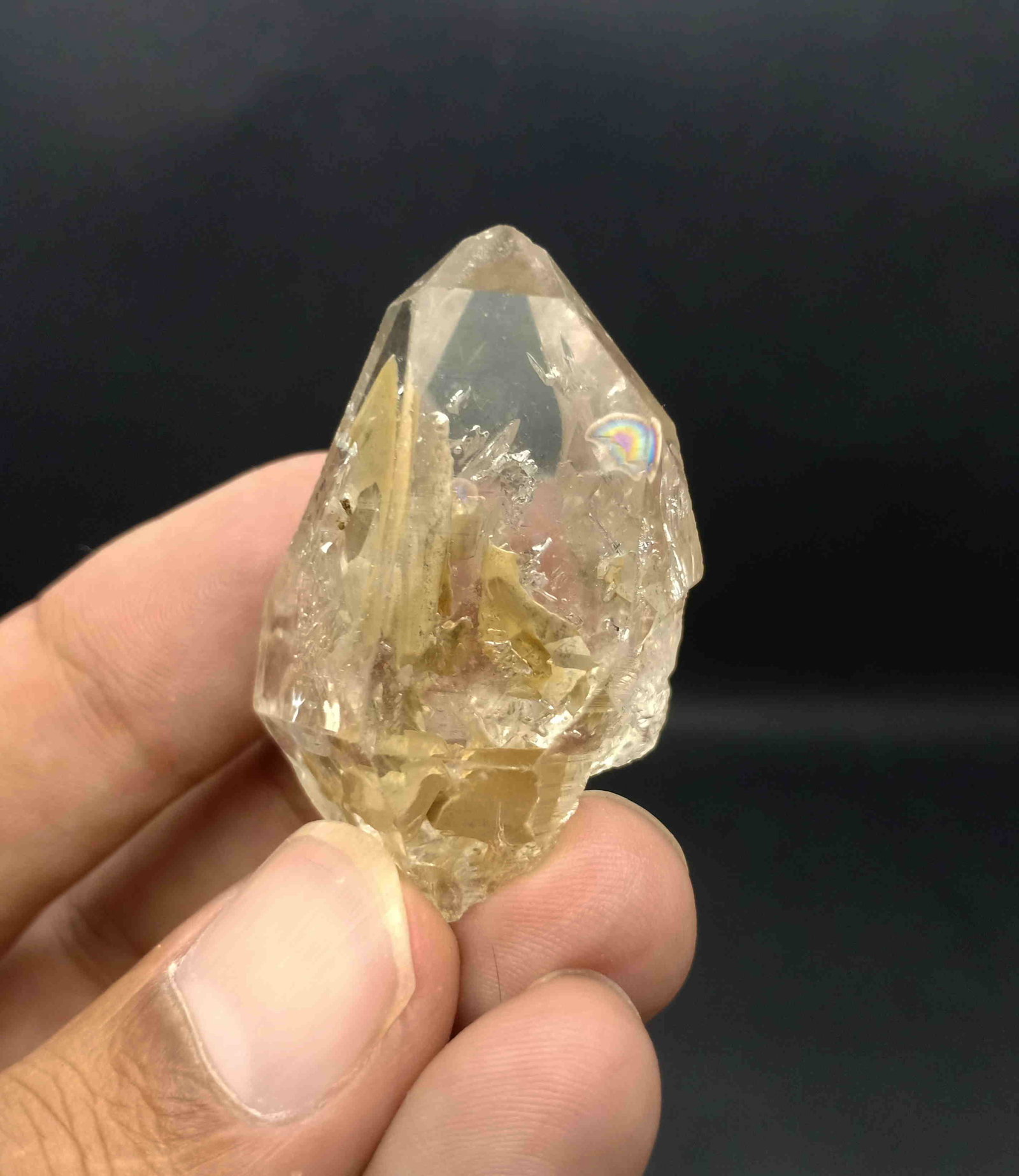 23 Gram Very Beautiful Natural Window Quartz: Title: 23 Gram Very Beautiful Natural Window Quartz Specimen Treatment: Natural Gemstones: Window Quartz Weight: 23 Gram Size/Dimensions: 40x27x22 mm Origin: Pakistan Reserve: $8.00 Shipping: Do