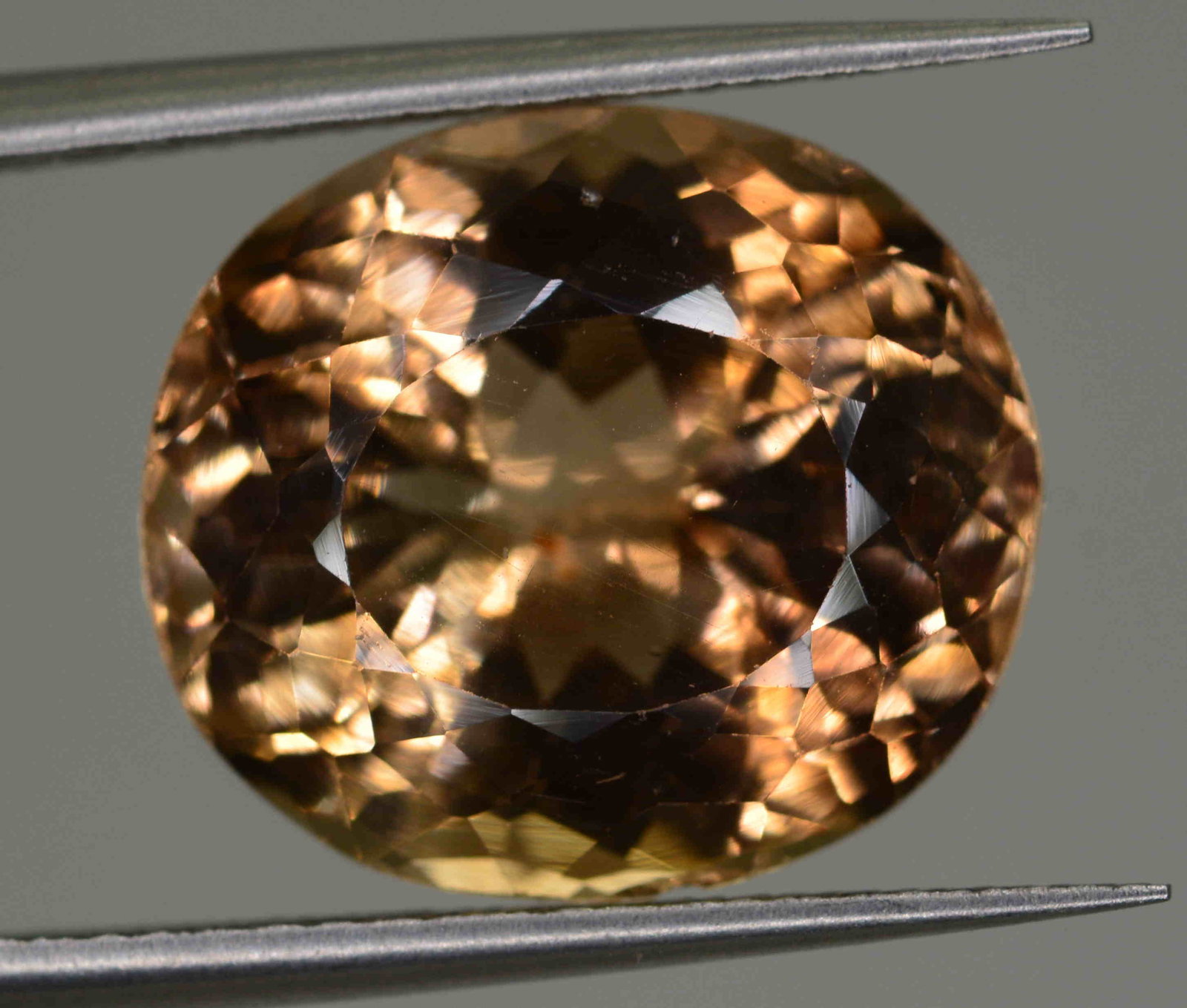 9.3 Carats Oval Cut Topaz ~ 13x12x8 MM: Title: 9.3 Carats Oval Cut Topaz ~ 13x12x8 MM Origin: Pakistan Gemstones: Topaz Carat Weights: 9.3 Carats Size/Dimensions: 13x12x8 MM Additional Information: Natural Reserve: $20.00 Shipping: Dom