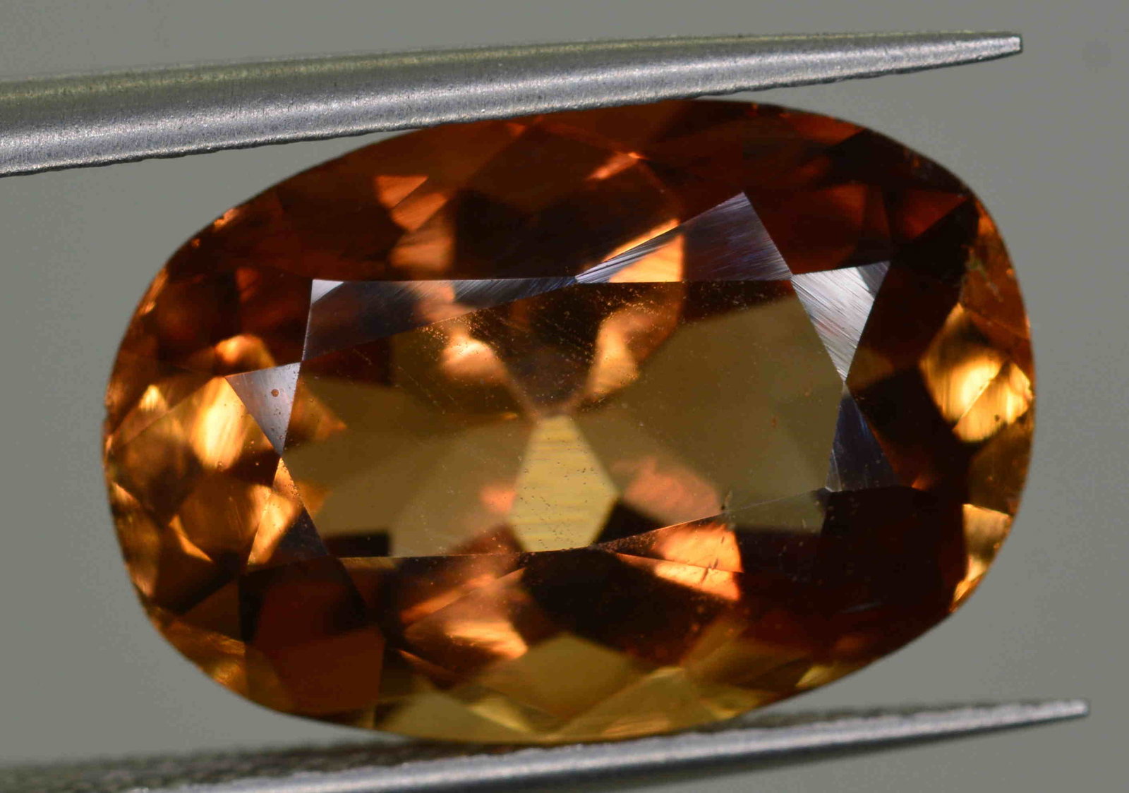 7.4 Carats Oval Cut Topaz ~ 14x9x7 MM: Title: 7.4 Carats Oval Cut Topaz ~ 14x9x7 MM Origin: Pakistan Gemstones: Topaz Carat Weights: 7.4 Carats Size/Dimensions: 14x9x7 MM Additional Information: Natural Reserve: $20.00 Shipping: Domes