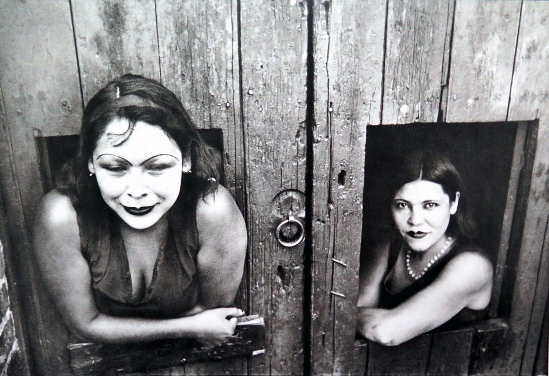 HENRI CARTIER-BRESSON,Calle Cuauhtemocztin Mexico, 1934: Artist: HENRI CARTIER-BRESSON Title: Calle Cuauhtemocztin Mexico, 1934 Date Printed: 1979 Medium: Vintage Photogravure Limited Edition Printer Location: Italy Dimensions: 27x 18 cm - 10.6x 7 inch Addi