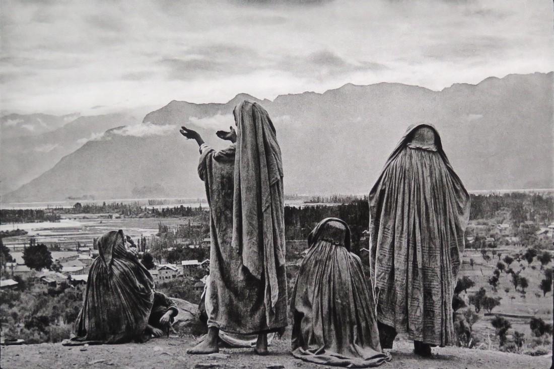 HENRI CARTIER-BRESSON,Sringar, Kashmir 1948: Artist: HENRI CARTIER-BRESSON Title: Sringar, Kashmir 1948 Date Printed: 1979 Medium: Vintage Photogravure Limited Edition Printer Location: Italy Dimensions: 27x 18 cm - 10.6x 7 inch Additional Infor