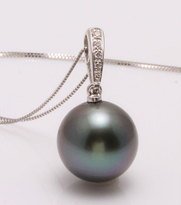 18 kt. White Goud - 12x13mm Round Tahitian pearl -: Emerging from the tropical lagoons of French Polynesia, this Tahitian pearl has been hand selected for this pendant as its natural beautiful green colour comes to life combined with the white gold and