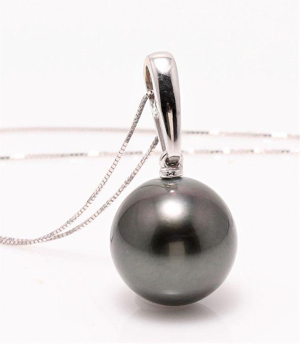 18 kt. White Gold - 11x12mm Round Tahitian Pearl -: Produced in the tropical lagoons of French Polynesia, this pearl has been selected for its natural beautiful tahiti green colour and its luxurious satin lustre. The white gold pendant enhances the gre