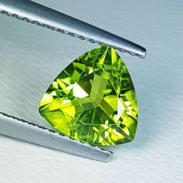 Natural Peridot Triangle Cut 1.91 ct (1 of 5)