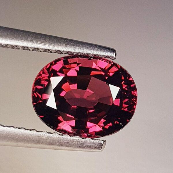 Natural Rhodolite Garnet Oval Cut 2.46 ct: No Reserve! Title: Natural Rhodolite Garnet Oval Cut 2.46 ct Color/Clarity: VVS - VS Gemstones: Gemstones Carat Weights: 2.46 Size/Dimensions: 8.30 x 6.40 x 5.00 Additional Information: Oval - Burma S