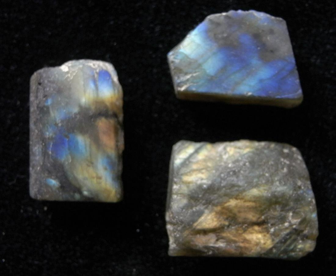 92.95 CT SET OF 3 IRIDESCENT LABRADORITE: Title: 92.95 CT SET OF 3 IRIDESCENT LABRADORITE Origin: Ampanihy, Atsimo-Andrefana, Madagascar Size: 2 cm / 18.55 gram Description: set of 3 iridescent, multicolor and translucent labradorite Reserve: