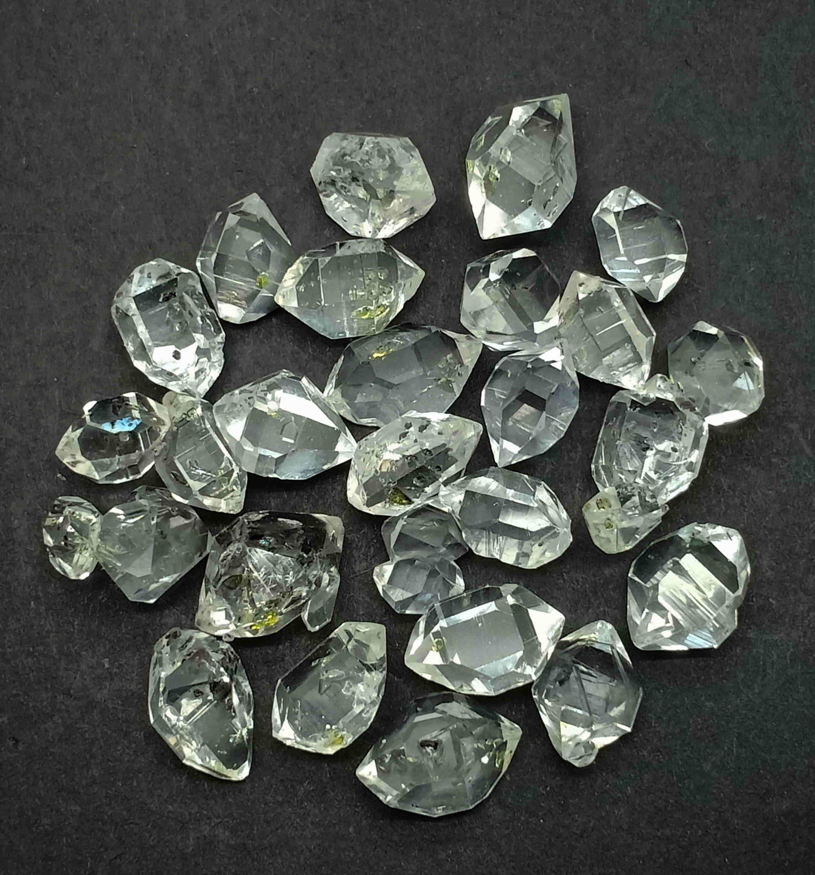 10 Gram Perfact Damage Free Natural Rare Petroleum: Title: 10 Gram Perfact Damage Free Natural Rare Petroleum Diamond Quartz Crystals Treatment: Natural Gemstones: Petroleum Diamond Quartz Weight: 10 Gram Size/Dimensions: xxx mm Origin: Pakistan Reserv