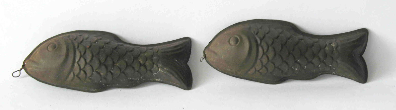 Two vintage tin fish candy molds. (1 of 1)