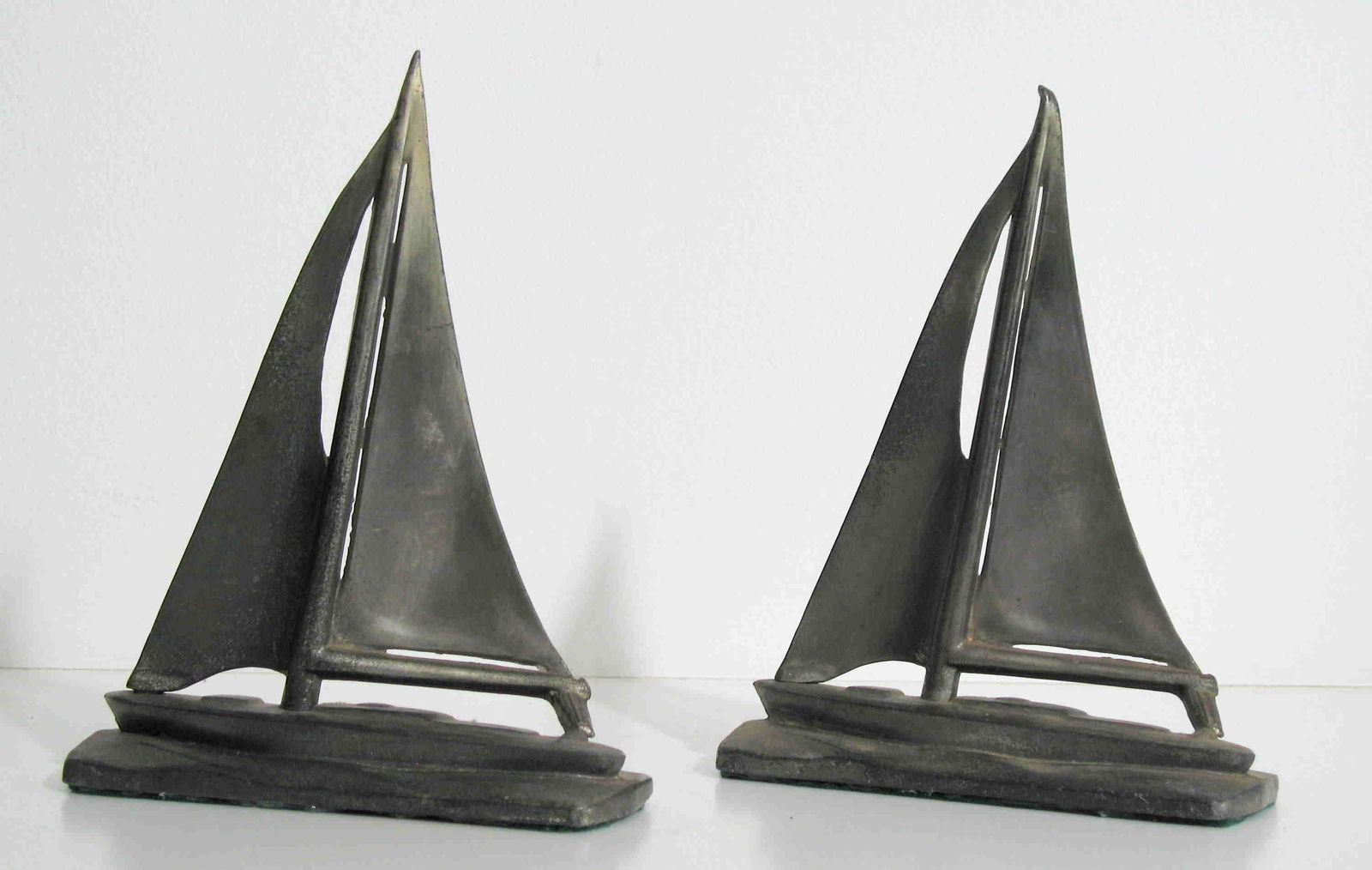 Vintage cast metal sailboat bookends. (1 of 1)