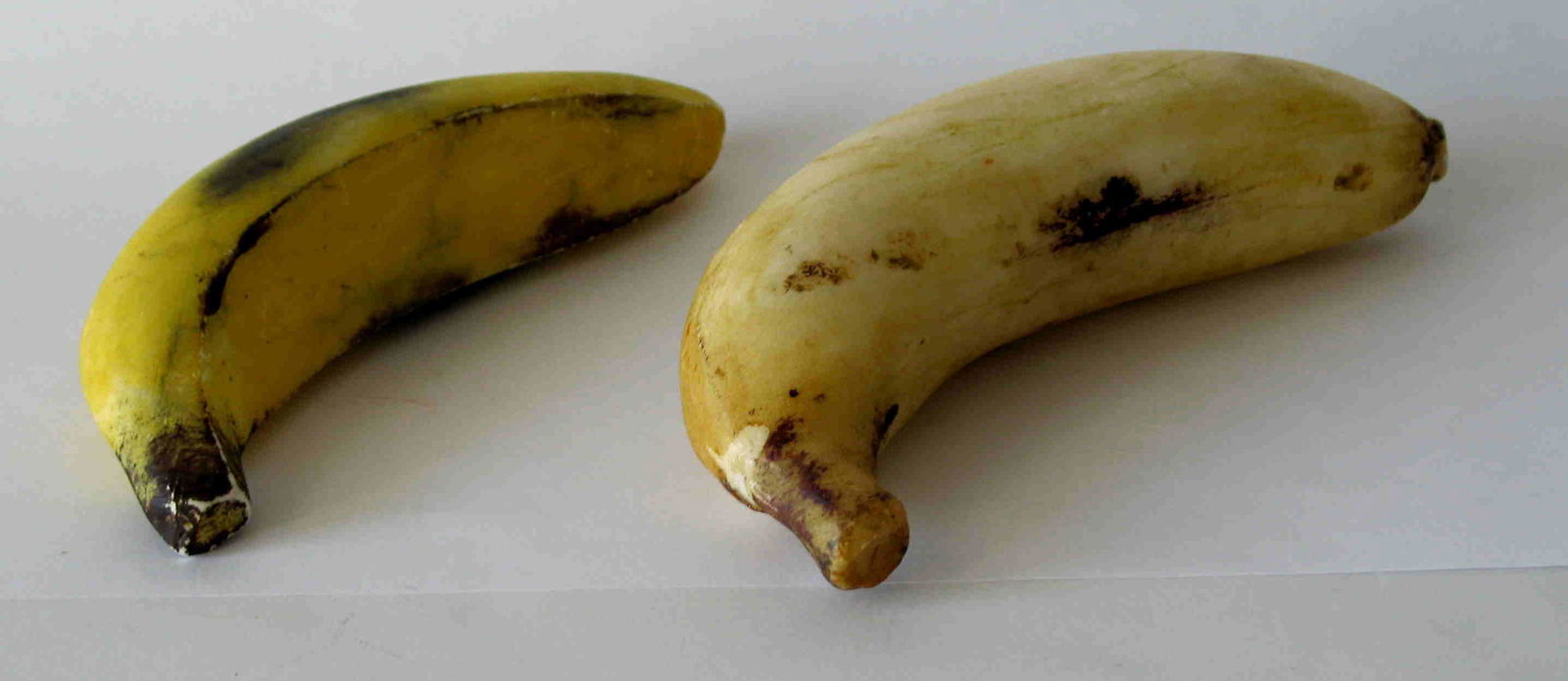 Two vintage stone bananas. (1 of 1)