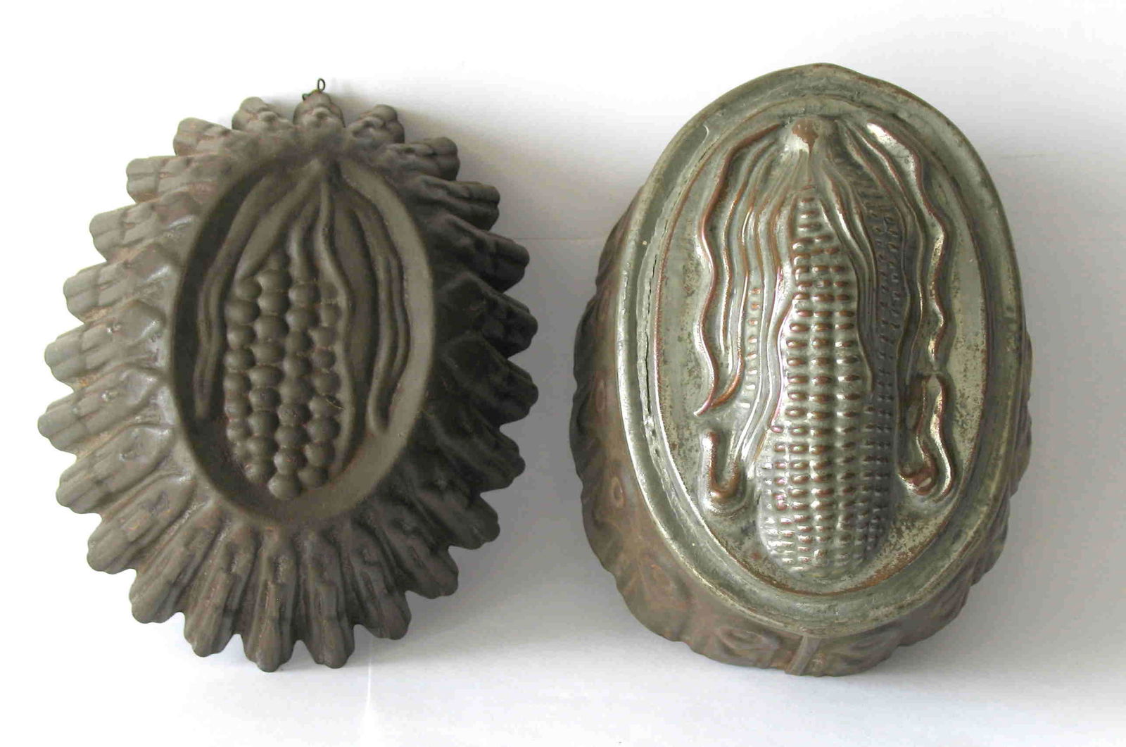 Two vintage tin pudding molds. (1 of 1)