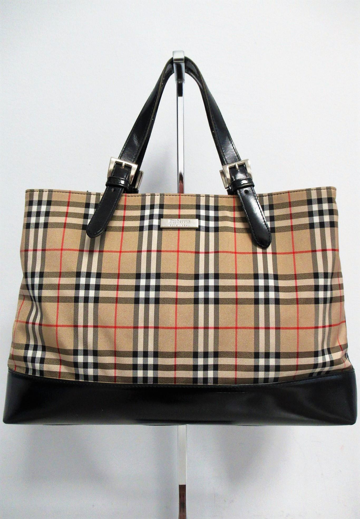 "BURBERRYS" Handbag in canvas and leather: Title: "BURBERRYS" Handbag in canvas and leather Materials: Canvas / Leather Dimension: MEASURES: L 39 cm (15.35 "), H 25 cm (9.84"), P 11 cm (4.33 "), handle 15 cm (5.91"). PDescription:"Burberrys Lo