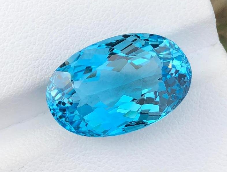 17 Carats Oval Cut Swiss Blu Topaz ~ 19x12x9 MM: Title: 17 Carats Oval Cut Swiss Blu Topaz ~ 19x12x9 MM Origin: Swiss Gemstones: Topaz Carat Weights: 17 Carats Size/Dimensions: 19x12x9 MM Additional Information: Natural Reserve: $100.00 Shipping:<