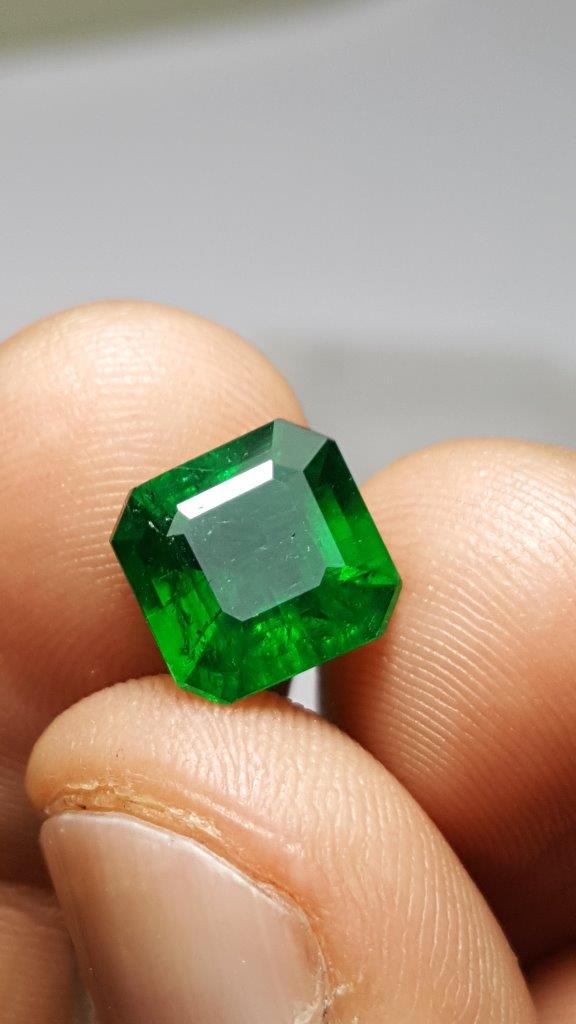 2.50 Carats Vivid Green Top Quality Natural Emerald (1 of 3)