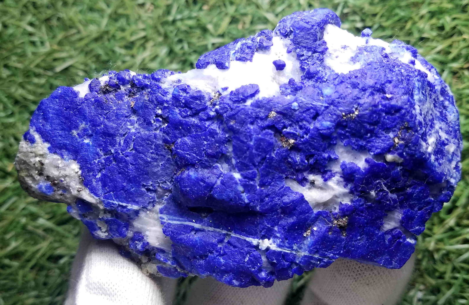 140 Grams Deep Blu Natural Lazurite Specimen Golden: Title: 140 Grams Deep Blu Natural Lazurite Specimen Golden Pyrite Gemstones: Lazurite Carat weights: 140 Grams Size/Dimension: 97x50x20 MM Additional Info:Natural Reserve: $40.00 Shipping: Domestic: F