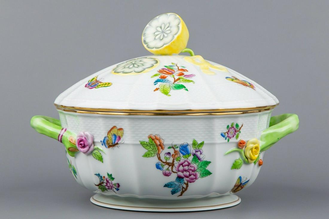 Herend Queen Victoria Large Soup Tureen with Lemon Knob: Title: Herend Queen Victoria Large Soup Tureen with Lemon Knob #1023/VA Description: Herend Queen Victoria Large Soup Tureen with Lemon Knob Manufacturer: Herend Porcelain Manufactory (Hungary) Qualit