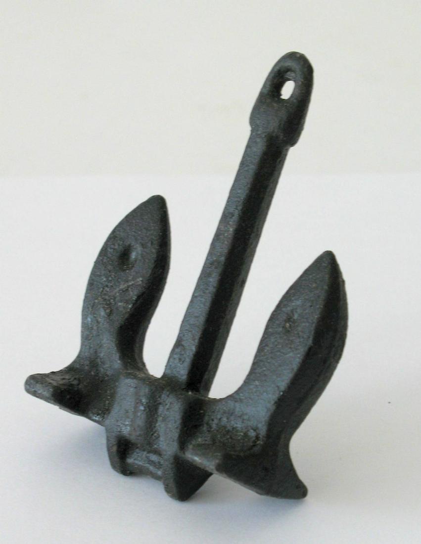 Cast iron anchor paperweight. (1 of 2)