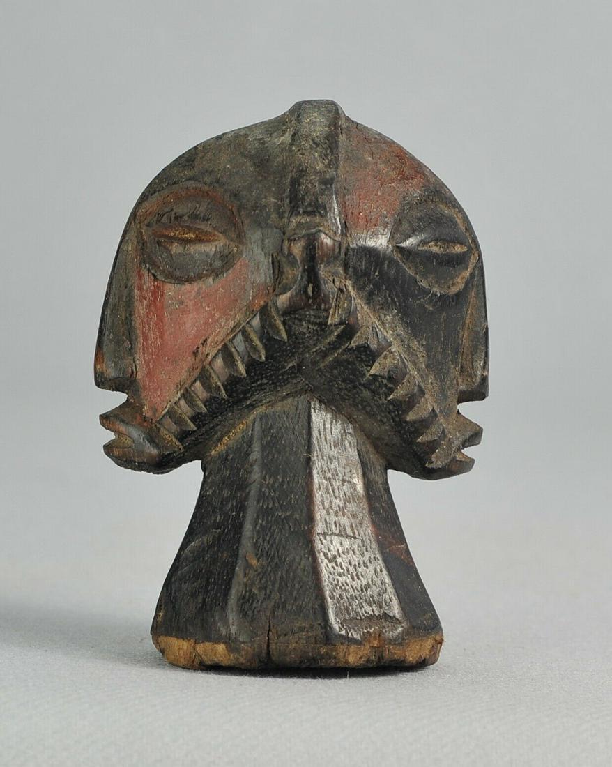 ASE'A BEMBE Pre-Bembe Janus Amulet magical figure: CONGO RDC ASE'A, BEMBE OR PRE-BEMBE FIGURE Beautiful little "magical" janiform and two-tone sculpture The attribution of this piece seems very simple, but if for Marc Leo Felix, this type of piece is 