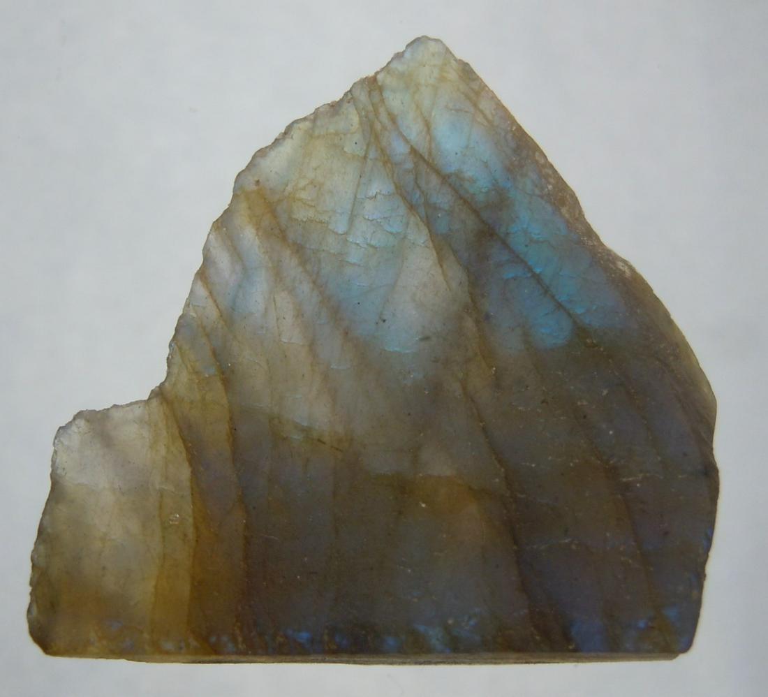 23.35 CT IRIDESCENT LABRADORITE: No Reserve! Title: 23.35 CT IRIDESCENT LABRADORITE Origin: Ampanihy, Atsimo-Andrefana, Madagascar Size: 2.5x2x0.5 cm / 4.67 gram Description: iridescent, multicolor & translucent labradorite Shipping: