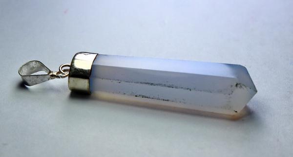 Natural & unheated~ Blue Chalcedony Pendant With Silver: Title: Natural & unheated~ Blue Chalcedony Pendant With Silver Cap Color/Clarity: Blue Gemstone Type: Pendant Carat Weights: 25.50 Cts Size/Dimensions:40x10x8 mm Reserve: $15.00 Shipping: Domestic: Fl