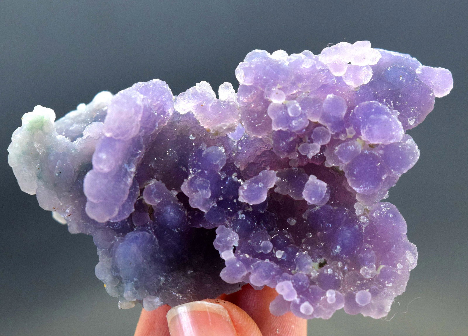 61 Gram Double Sided Natural Chalcedony / Grape Agate: Materials grape agate, chalcedony more Description Double Sided Natural Chalcedony / Grape Agate from Indonesia - Weight : 61 Gram Dimension - 60*38*25 mm Treatment :Natural Locality : Indonesia DHL G