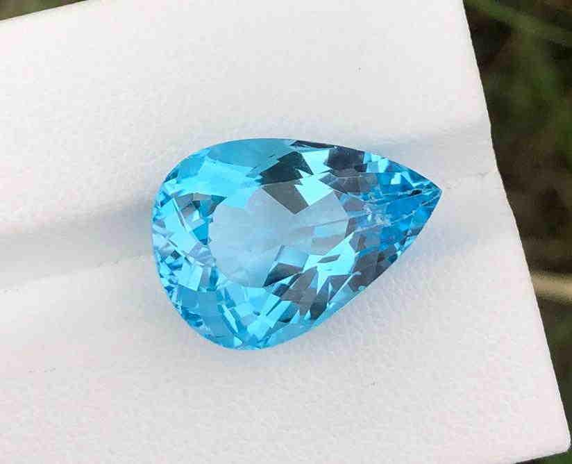 27 Carats Pear Cut Swiss Blu Topaz ~ 21x15x12 MM: Title: 27 Carats Pear Cut Swiss Blu Topaz ~ 21x15x12 MM Origin: Swiss Gemstones: Topaz Carat Weights: 27 Carats Size/Dimensions:21x15x12 MM Additional Info:Natural Reserve: $120.00 Shipping: Domestic: