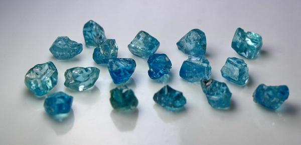 Natural & unheated~ Blue Zircon Rough Lot: Title: Natural & unheated~ Blue Zircon Rough Lot Color/Clarity: Blue Gemstone Type: Rough Carat Weights: 50.40 Cts Size/Dimensions:12x8x5 mm Reserve: $15.00 Shipping: Domestic: Flat-rate of $12.00 to 